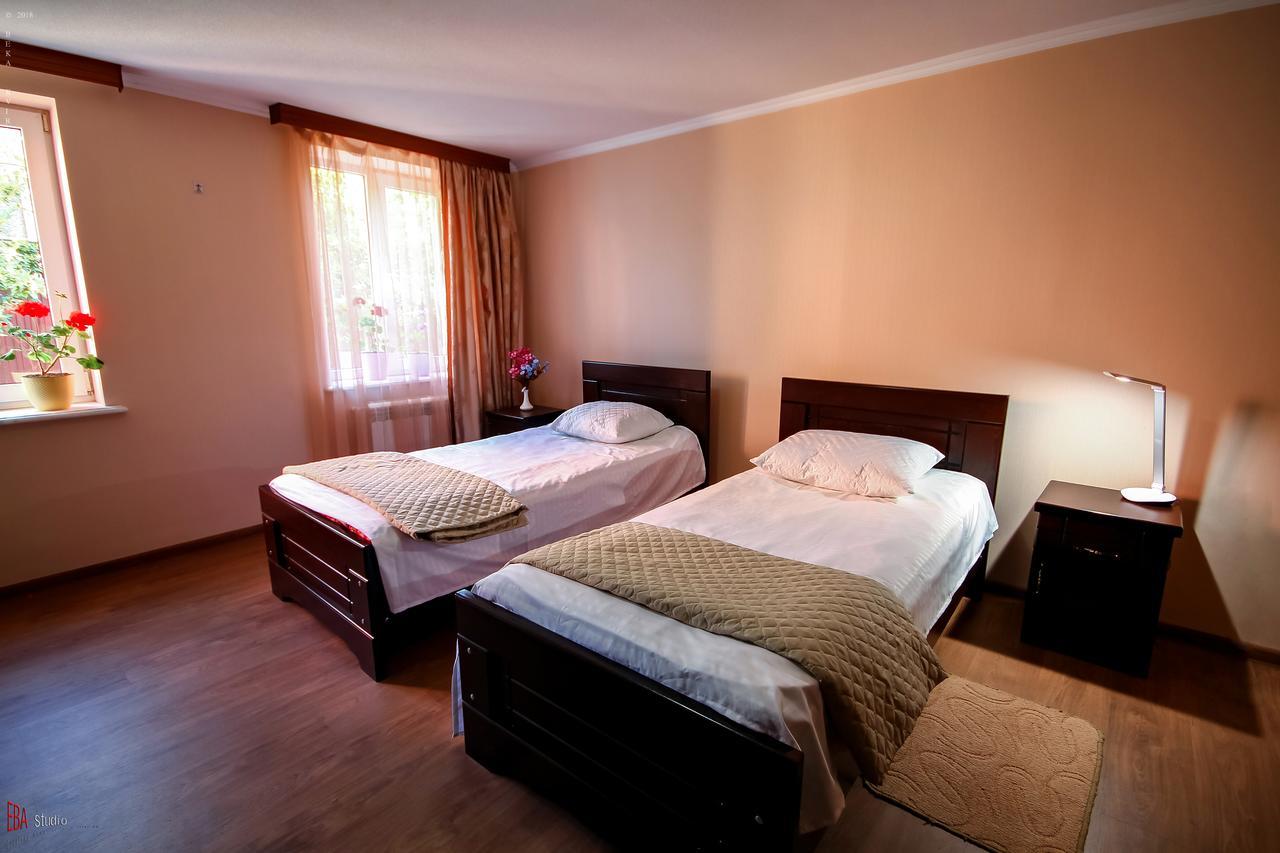Green Garden Guest House Цакалтубо Екстер'єр фото
